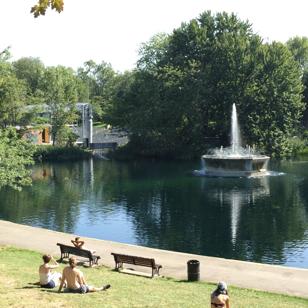 A fountain at La Fontaine Park, near The Plateau.