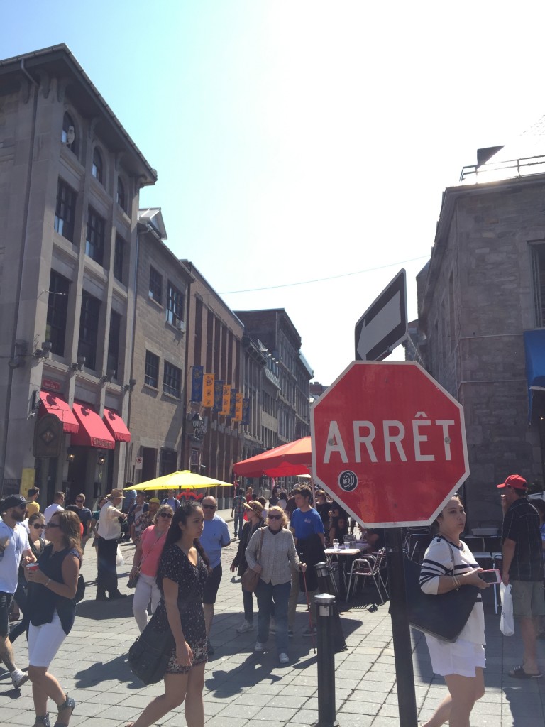 A stop sign in French